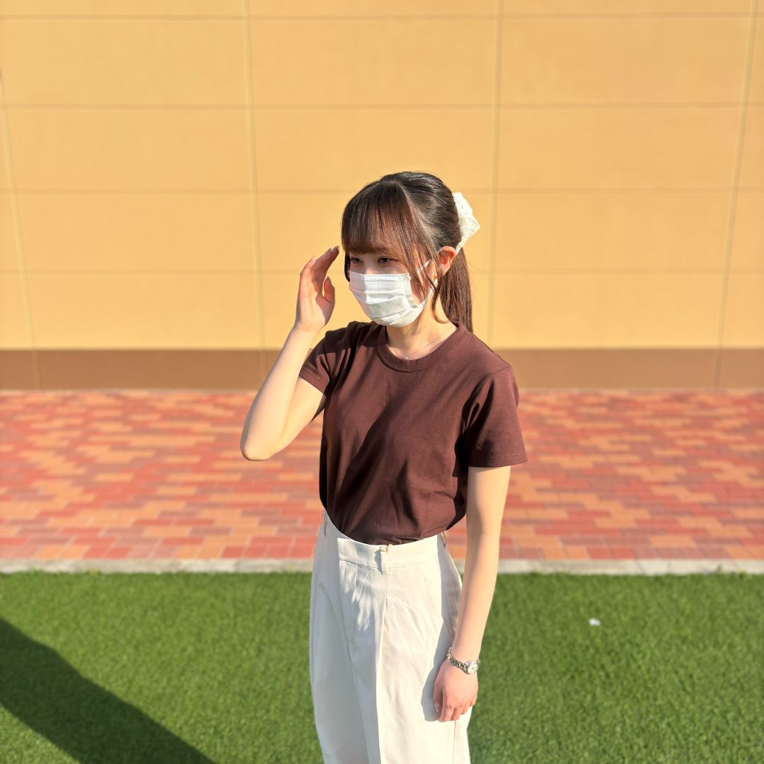 Ｔシャツを着た女性の写真