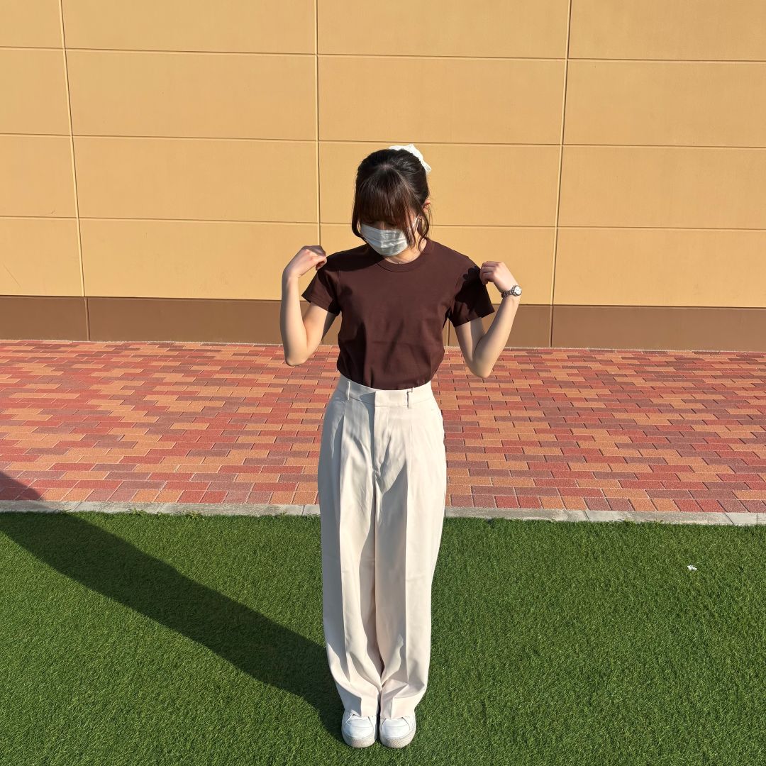 Ｔシャツを着た女性の写真