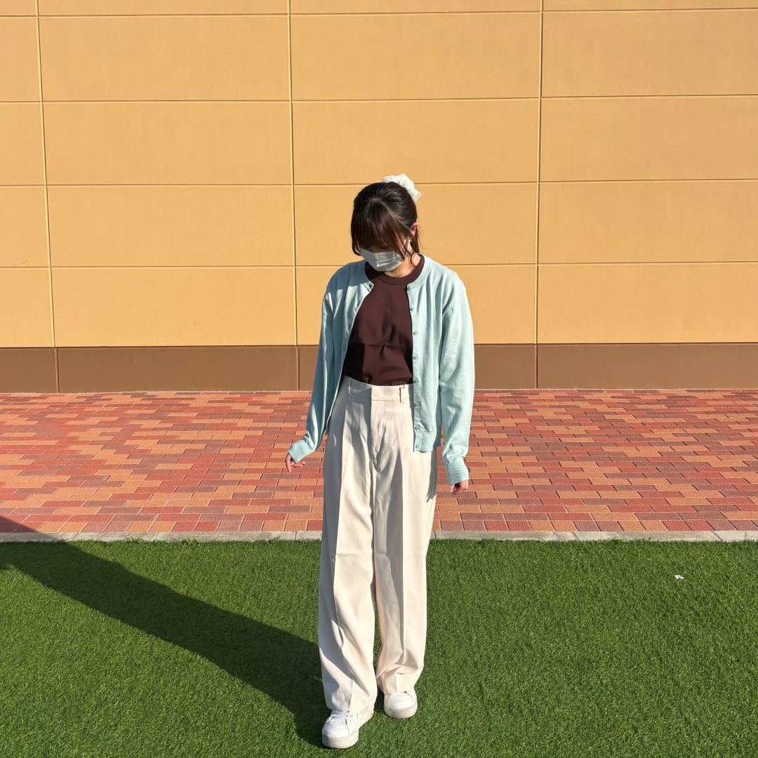 カーディガンを着た女性の写真