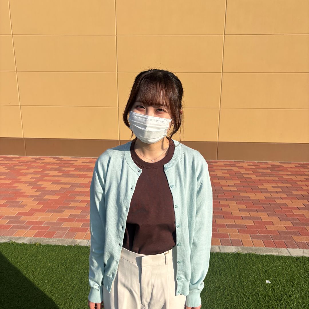 カーディガンを着た女性の写真