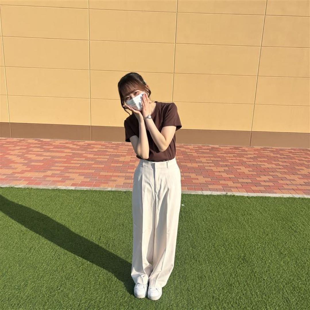 Ｔシャツを着た女性の写真