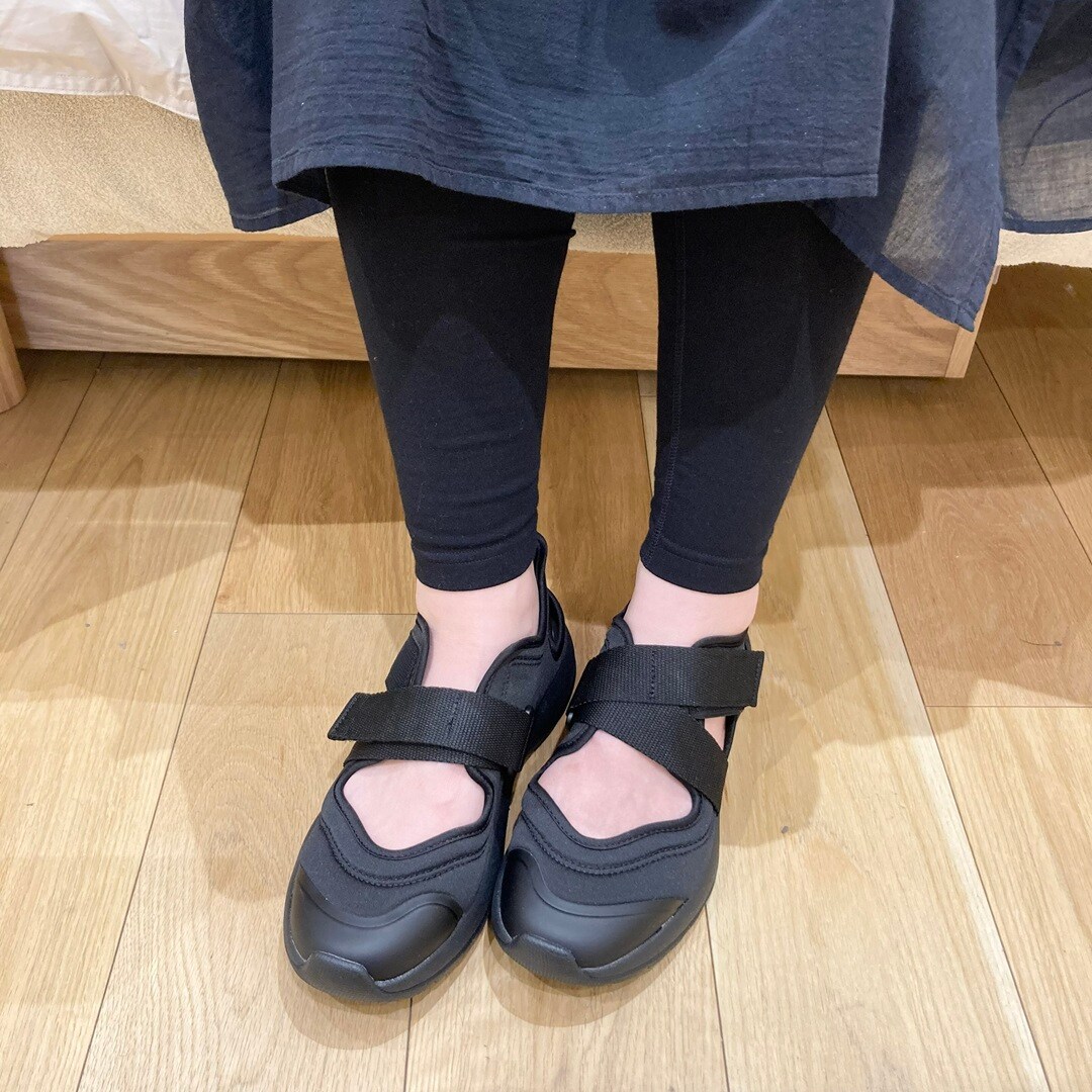 さらっと綿レギンスとスニーカーサンダル