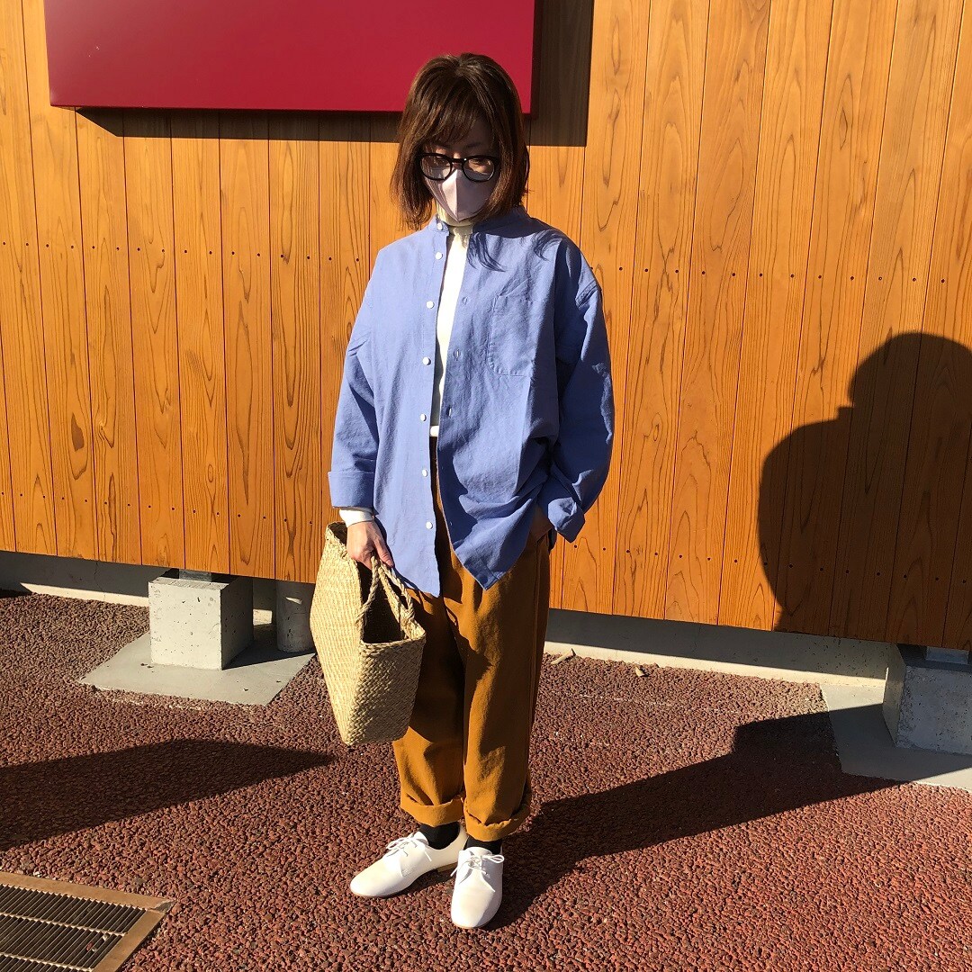 スタッフコーデうつむきポーズ