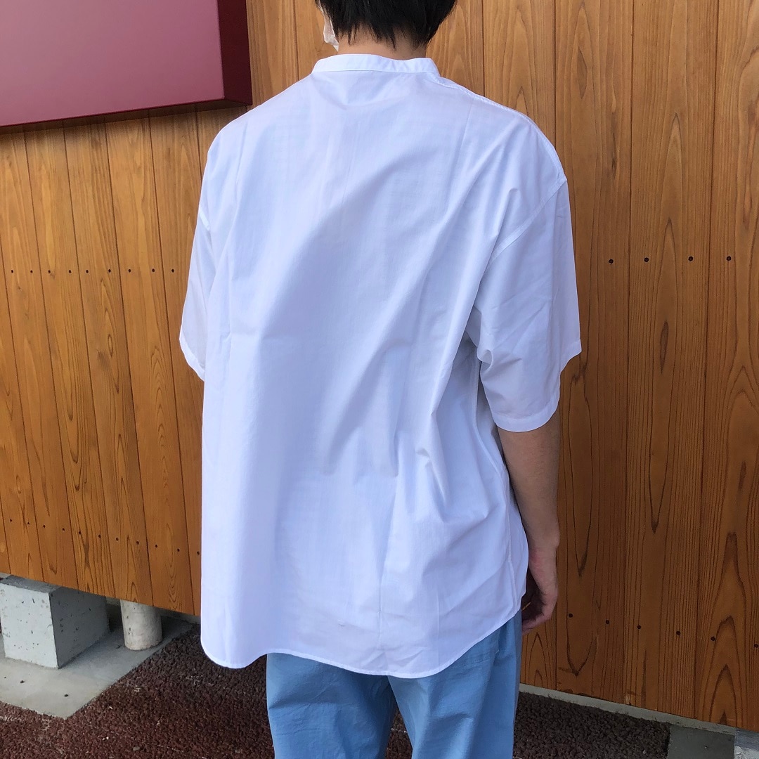 シャツ後ろ姿アップ画像