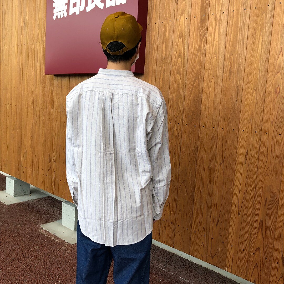 シャツ後ろ姿画像