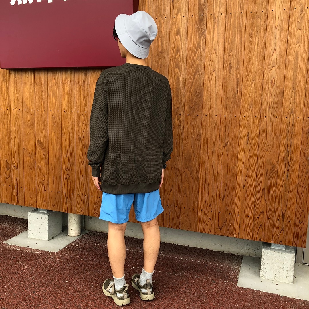 スタッフ後ろ姿画像