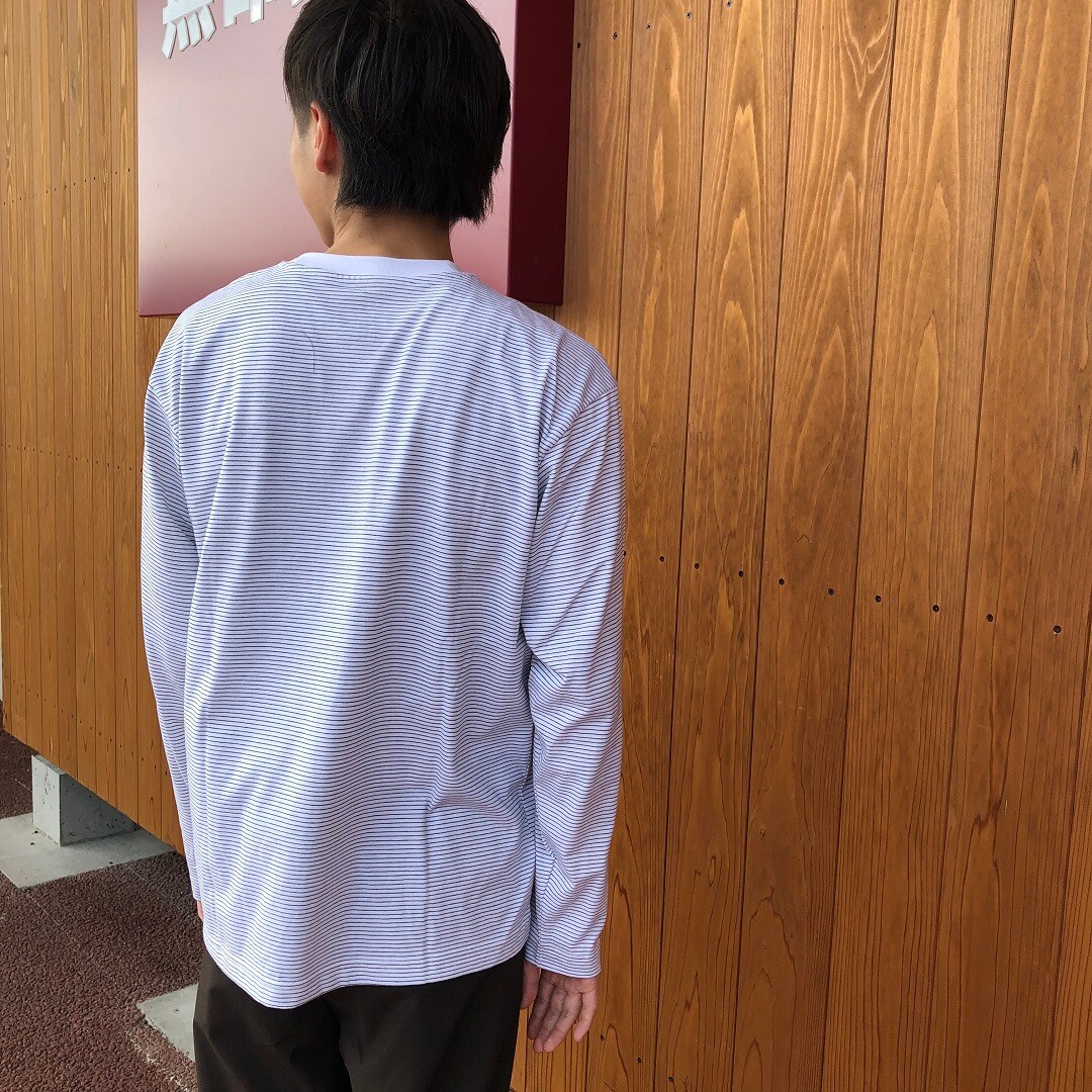 長袖Ｔシャツ後ろ姿アップ画像