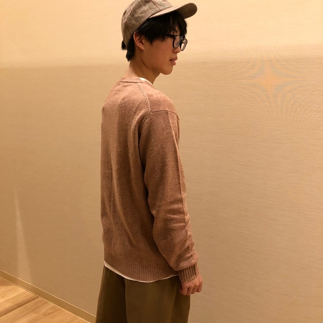セーター後ろ姿画像