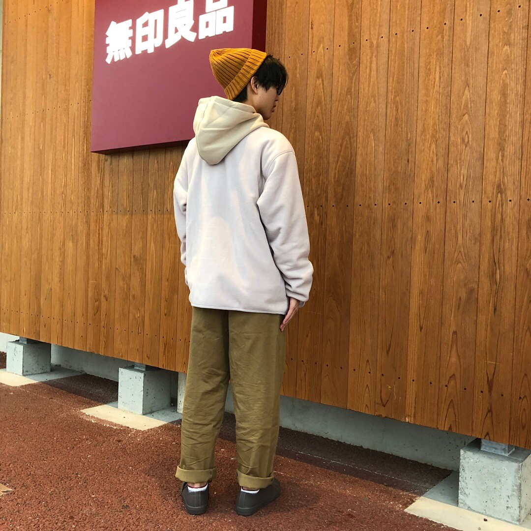 スタッフ後ろ姿画像