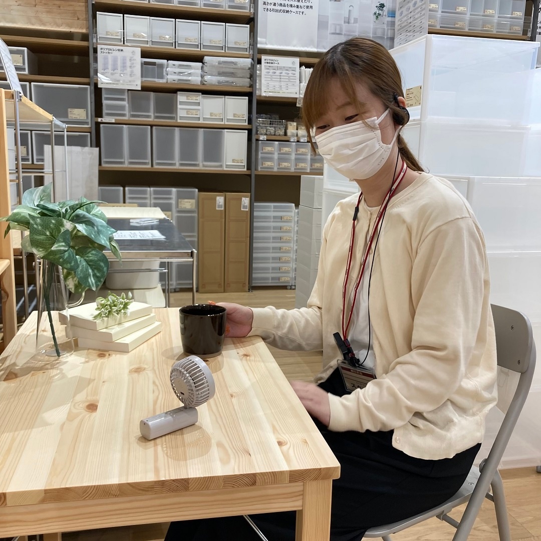ハンディファン卓上使用例