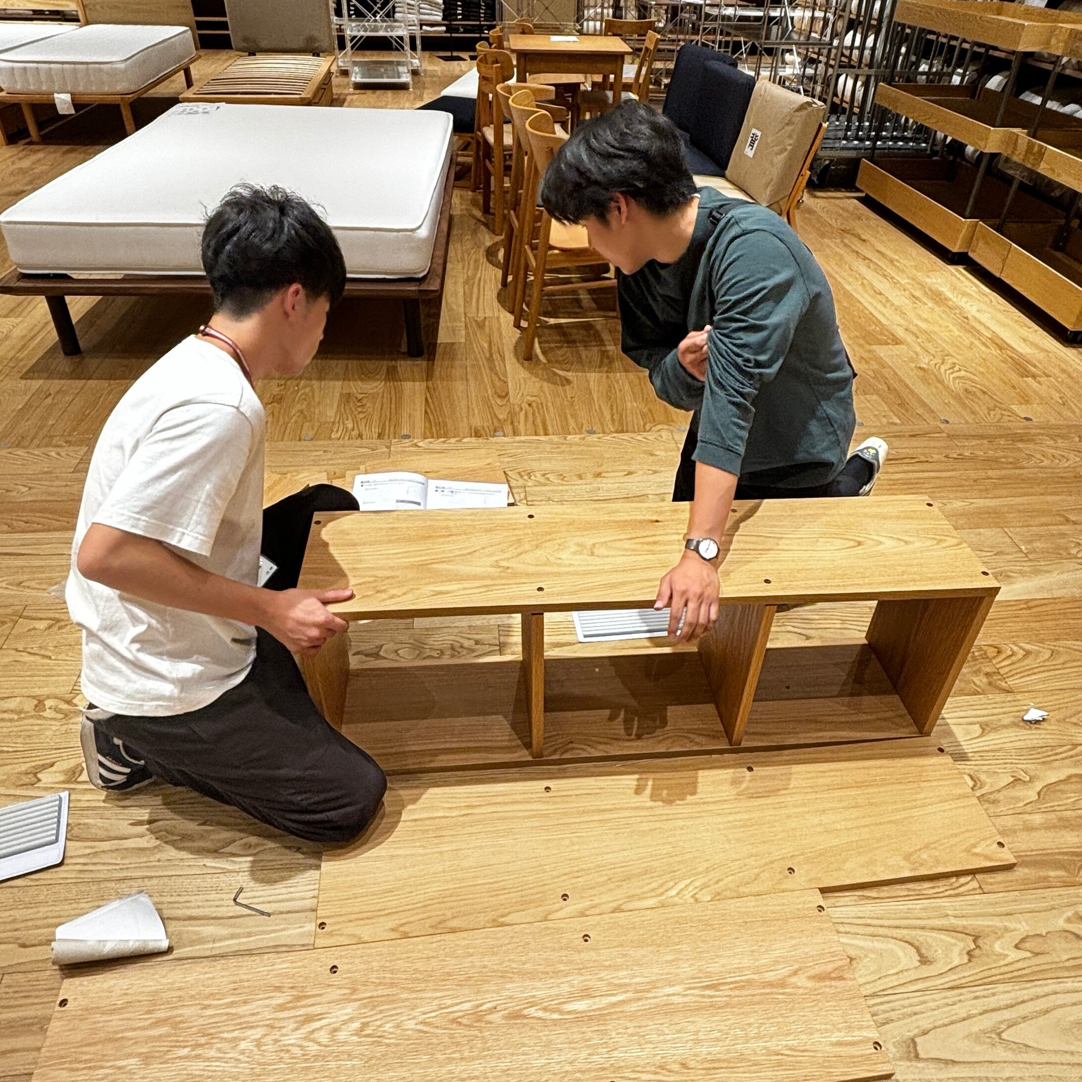 【ビバシティ彦根】シェルフを組み立てているスタッフ