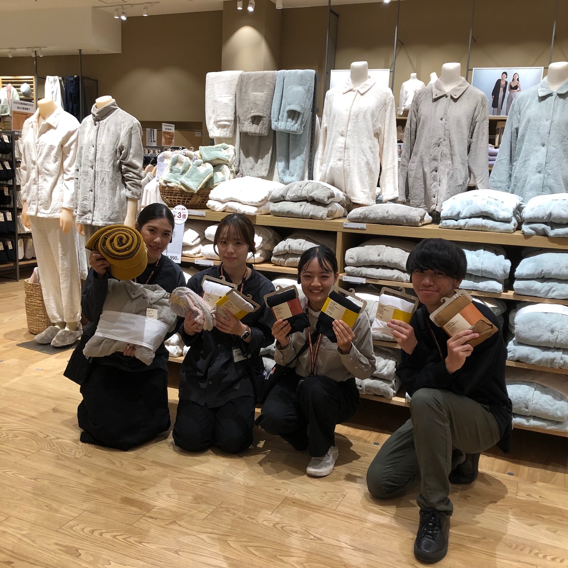 【ビバシティ彦根】衣服担当の集合写真〈あったか綿のシリーズと一緒に）