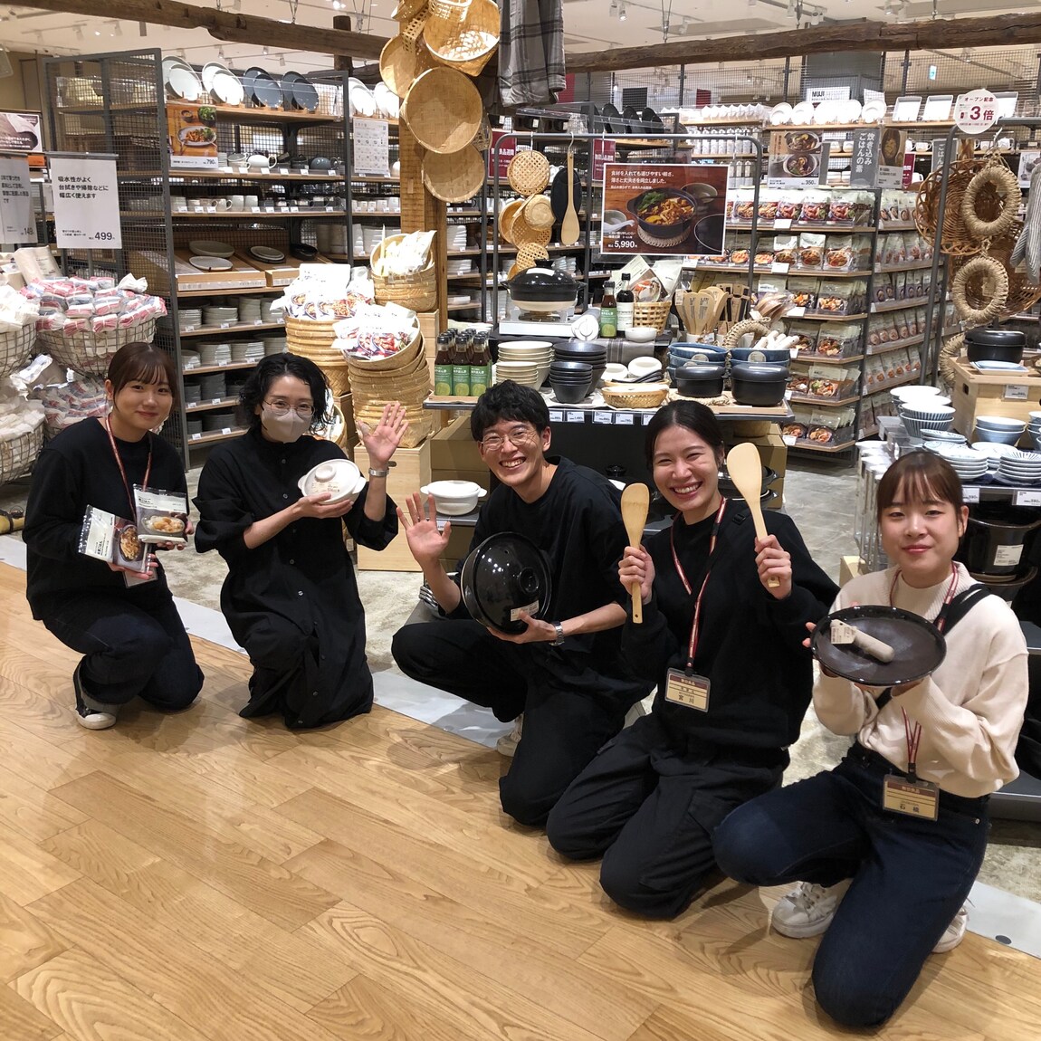 【ビバシティ彦根】食品担当の集合写真〈手づくり鍋シリーズを持ってもらう〉