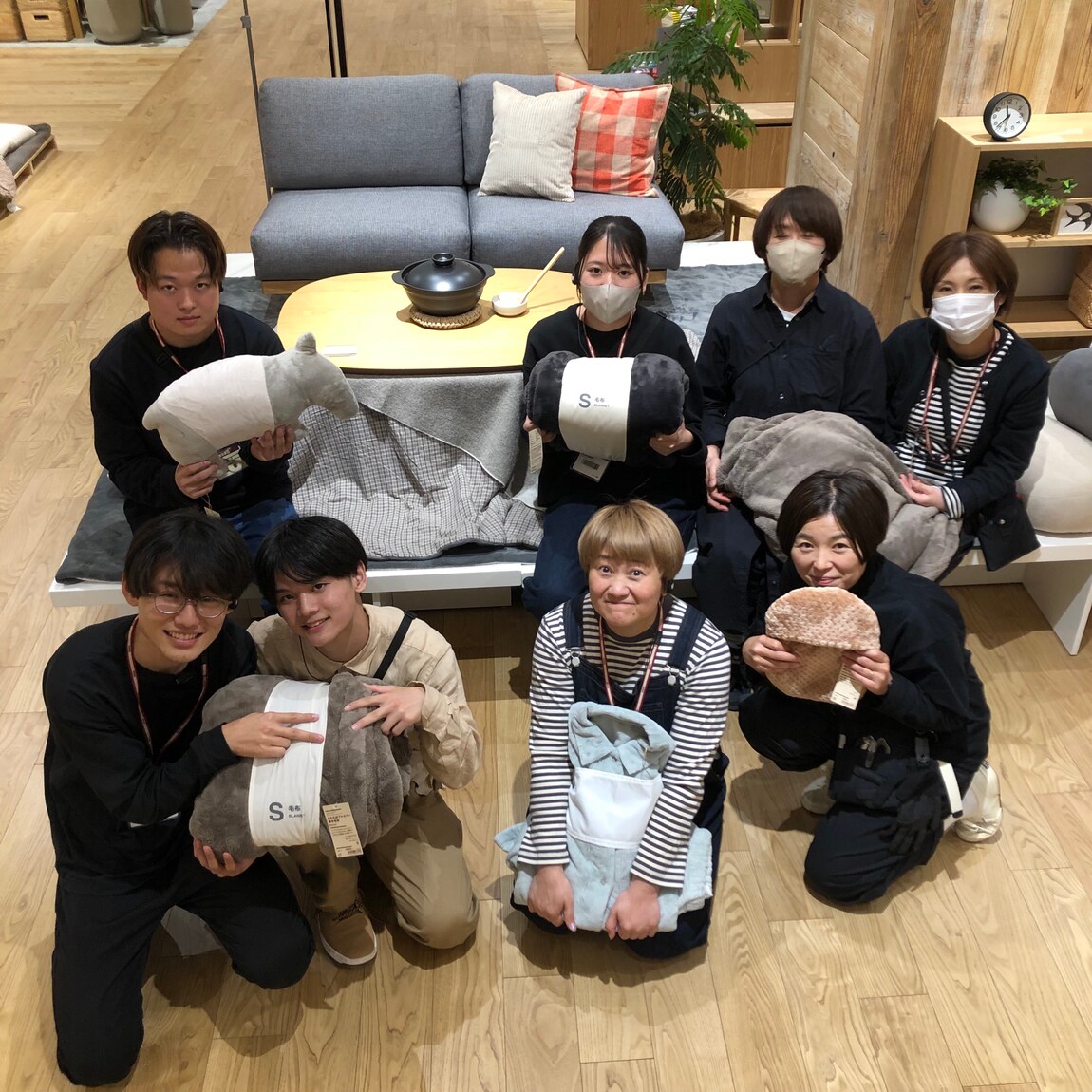 【ビバシティ彦根】生活担当の集合写真〈ムレにくいあたたかファイバー厚手毛布を楕円こたつの前で〉
