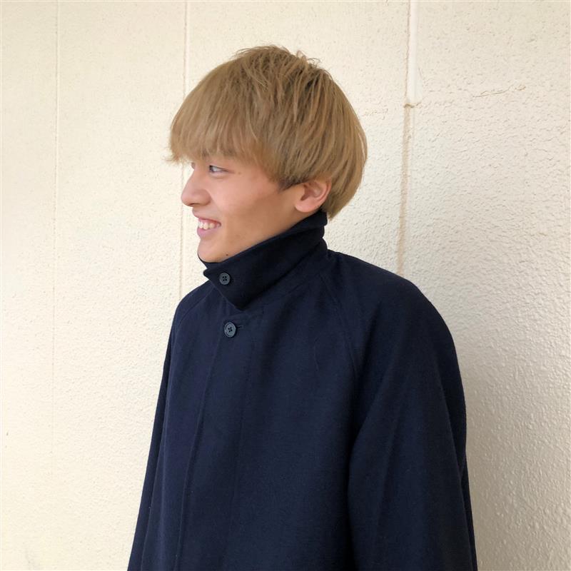 ボタン止めて襟を立てて着用