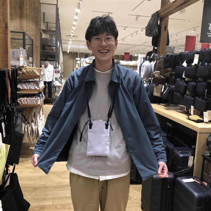 【ビバシティ彦根】サコッシュを首からかけたスタッフ