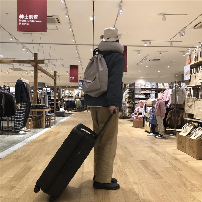 【ビバシティ彦根】トラベル用品とスタッフ