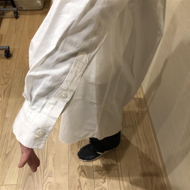 袖口の写真　ボタン縦に３つ