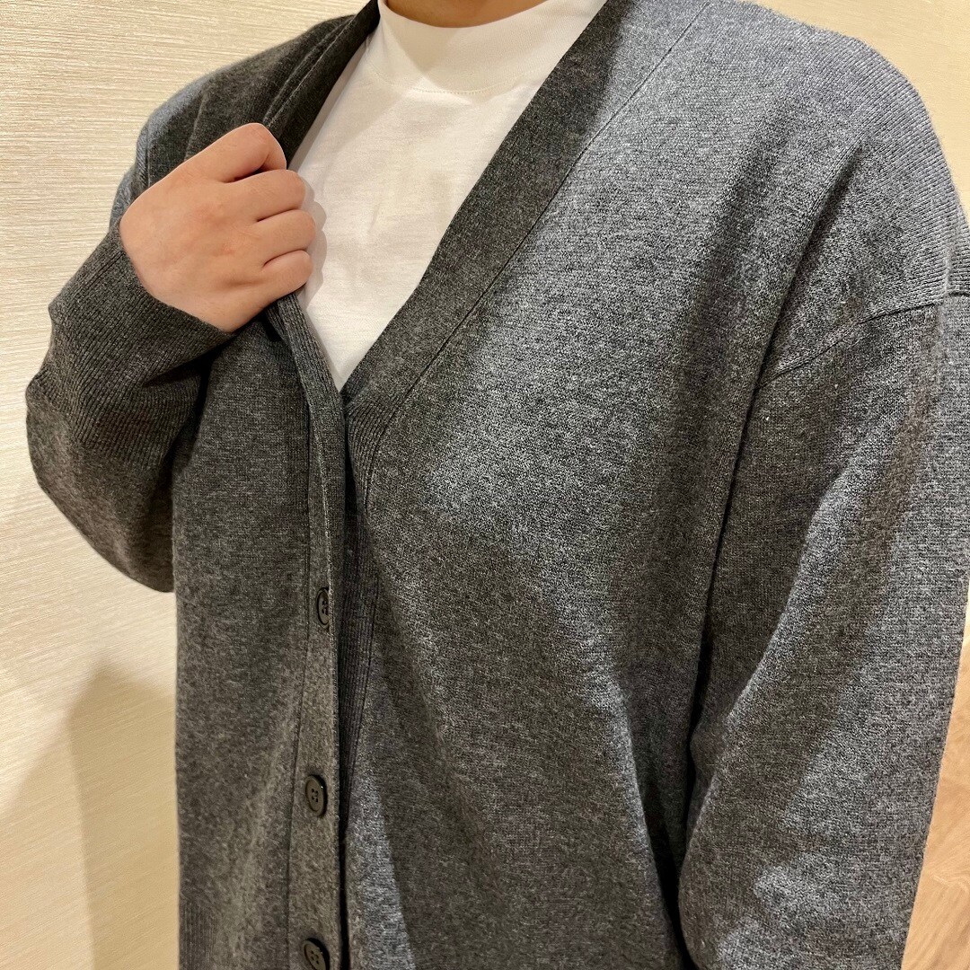 カーディガンを羽織っている写真