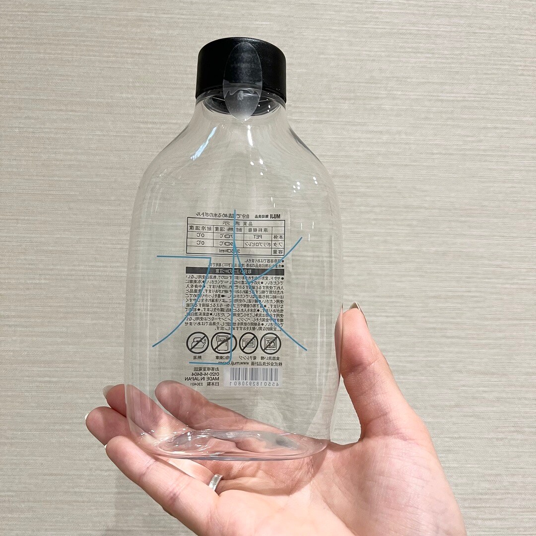 自分で詰める水ボトルの写真