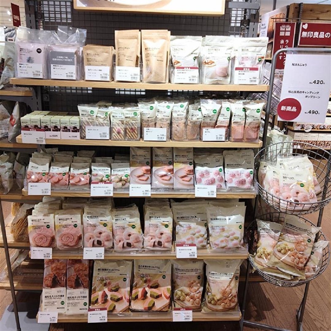 桜のお菓子の売場写真