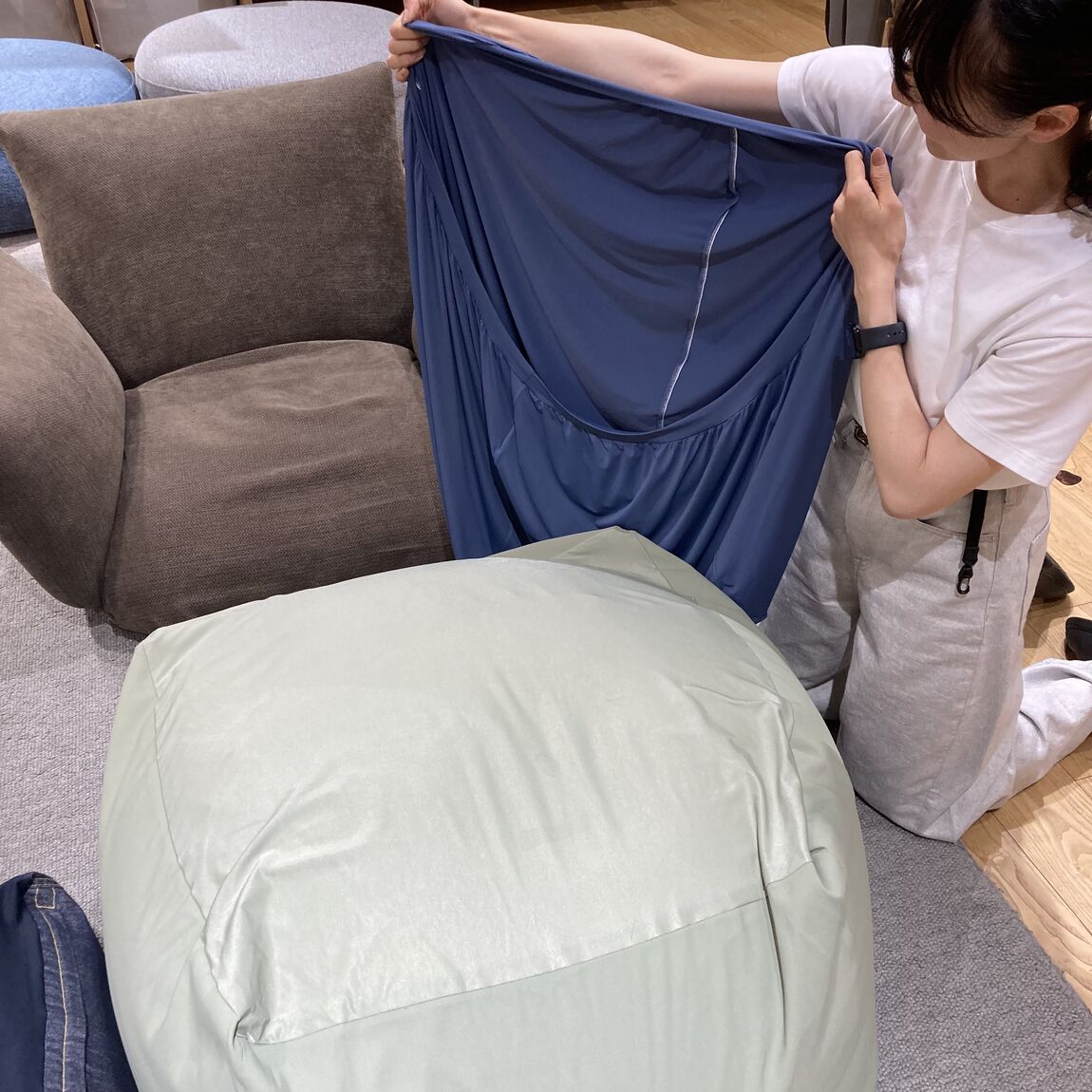 丸く穴が開いたクッションカバー