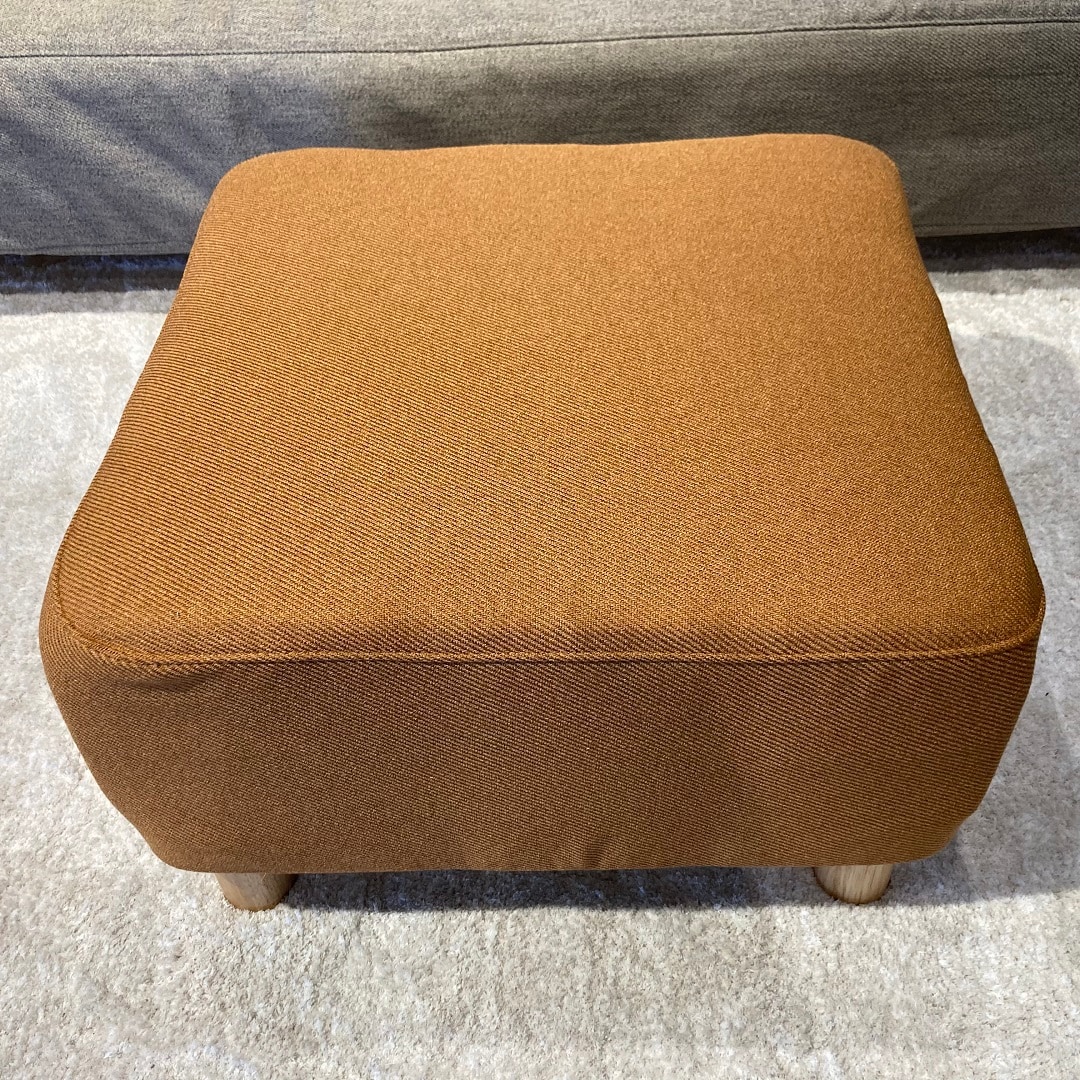 脚付スツールの写真