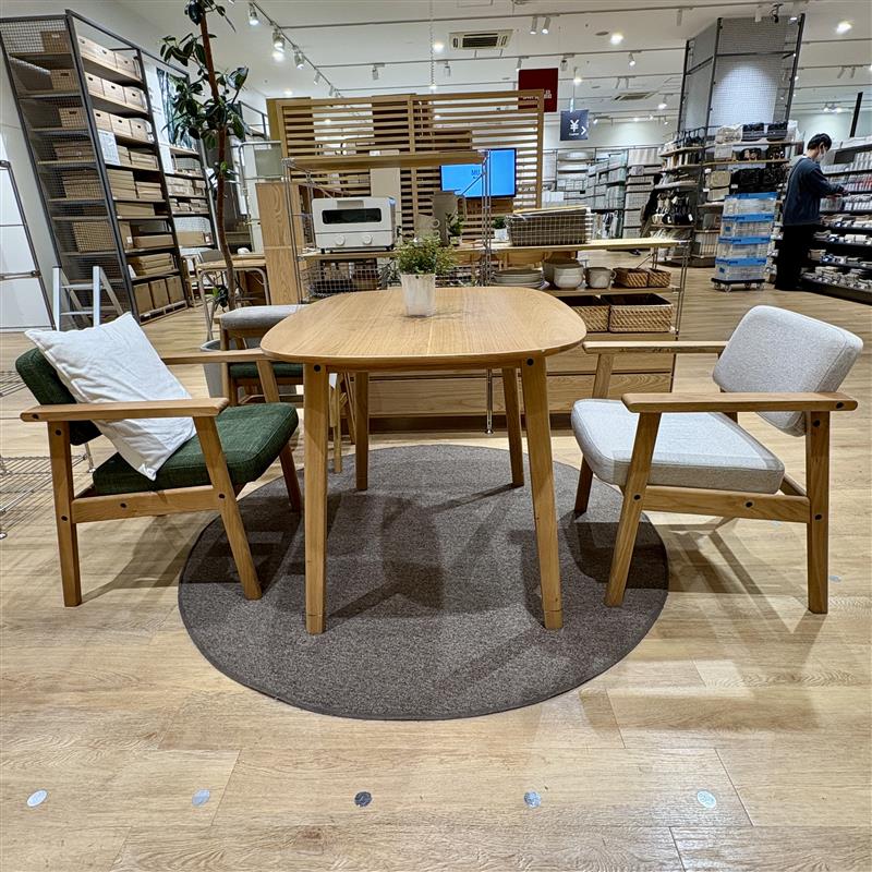 高さが変えられる木製テーブルで感じの良い暮らし