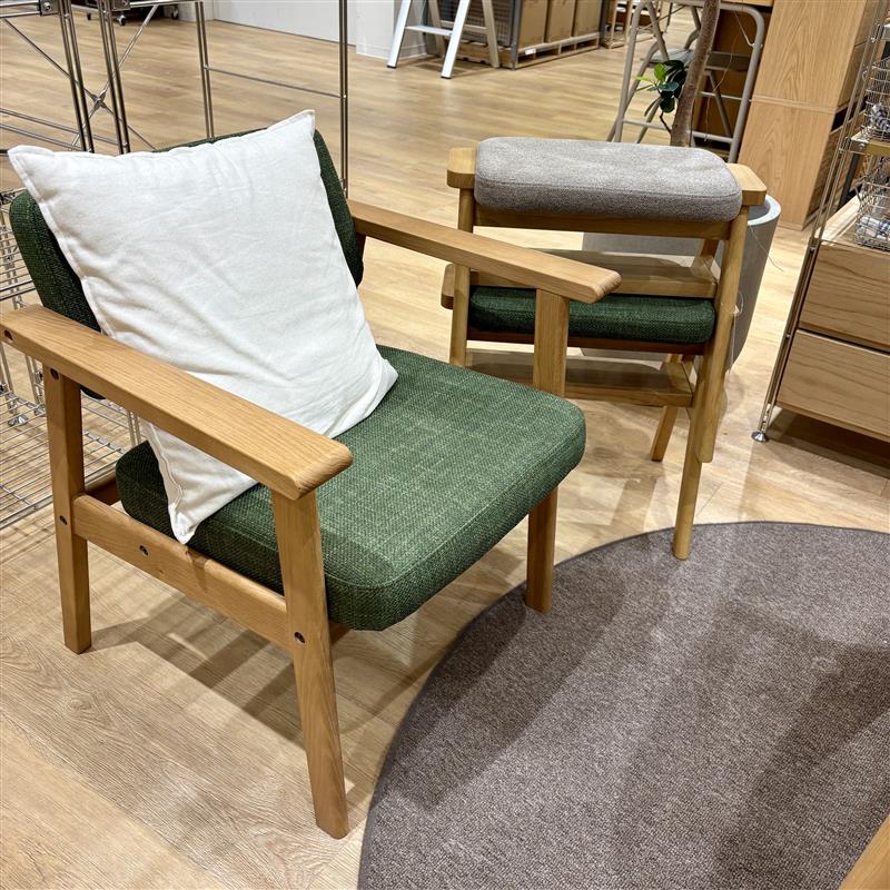 高さが変えられる木製テーブルで感じの良い暮らし