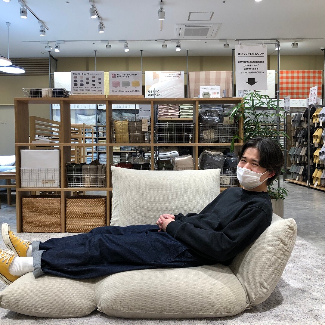 リクライニングをつかって座っている写真