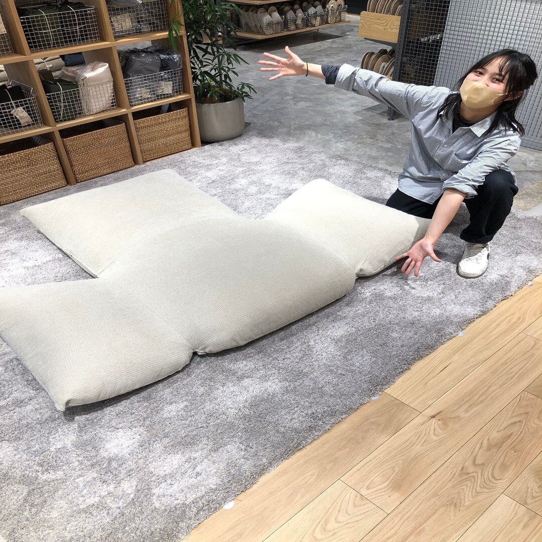 ソファをリクライニングしている写真