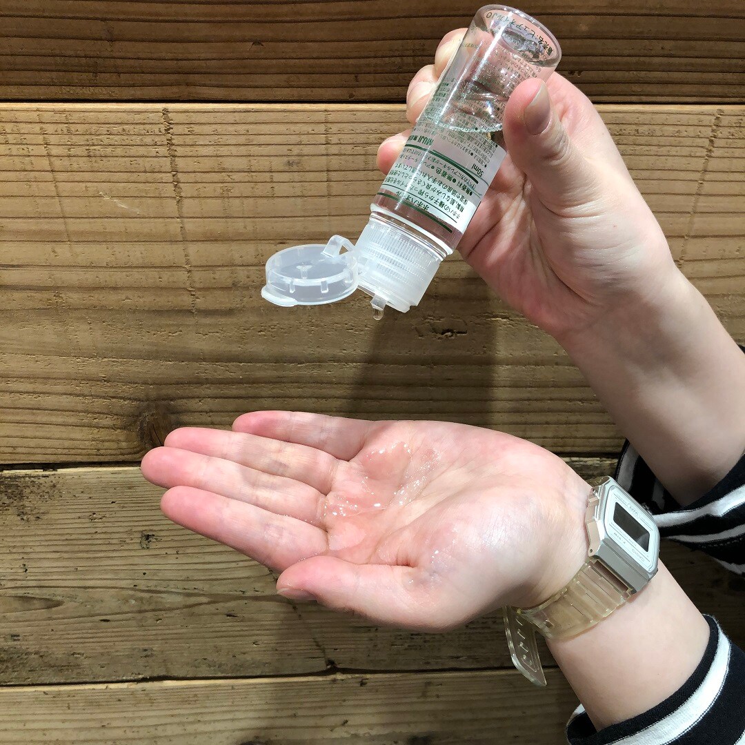 ホホバオイル手に出した写真