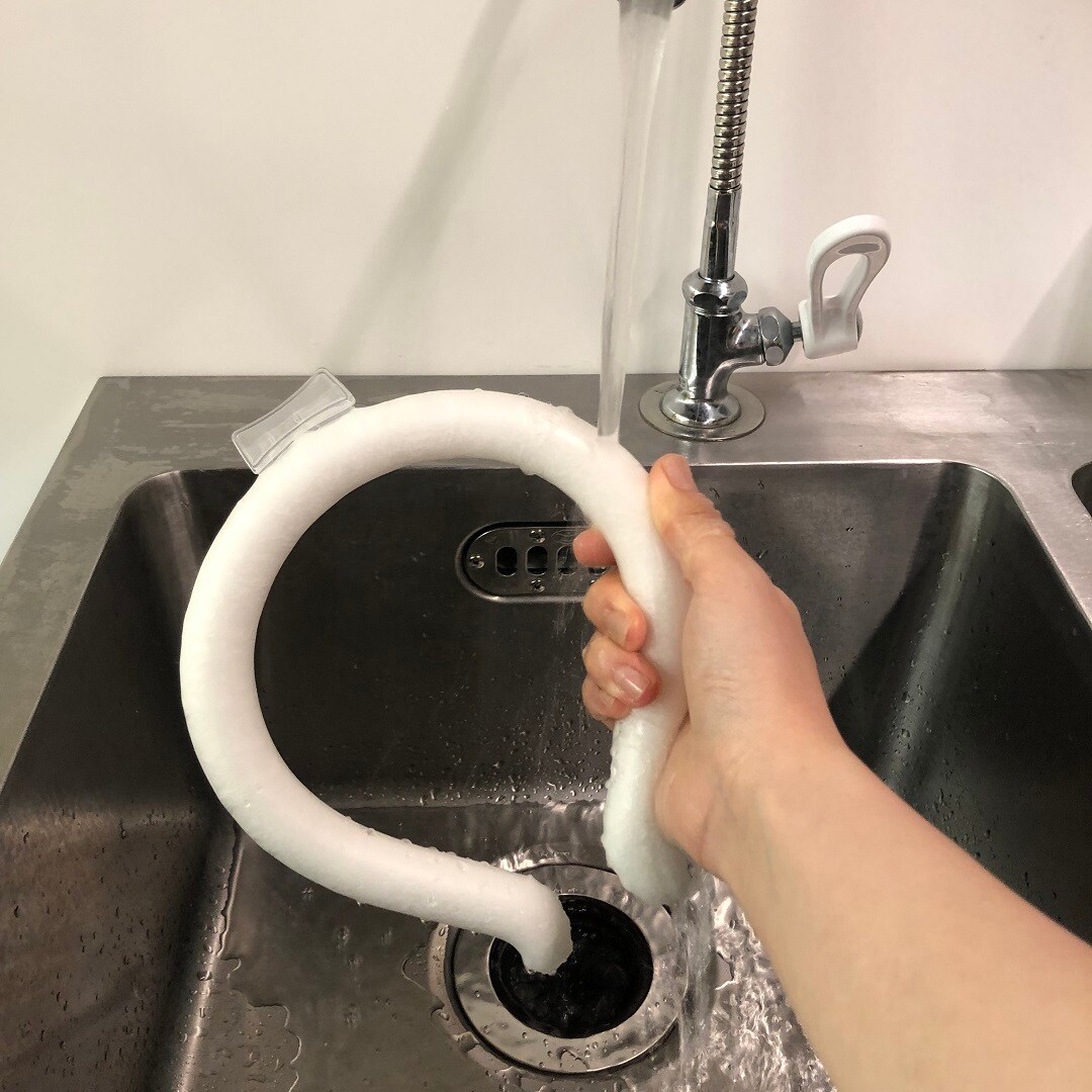 ネッククーラーを水で冷やしている写真
