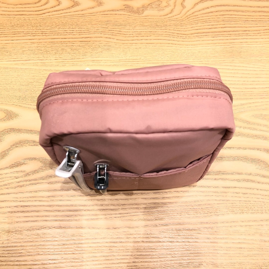 メイク用品入れてチャック閉めた写真