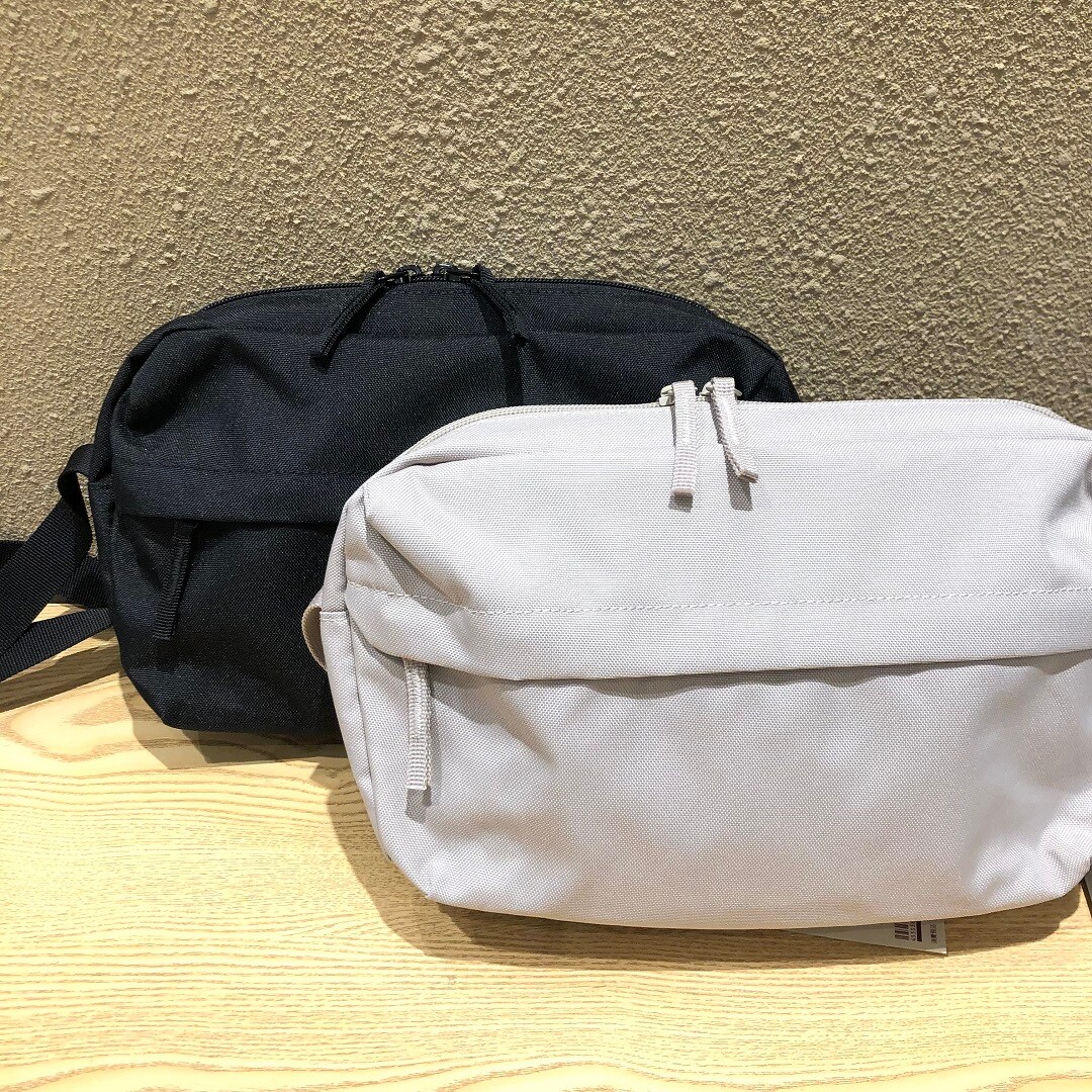 ２色のショルダーバッグ写真