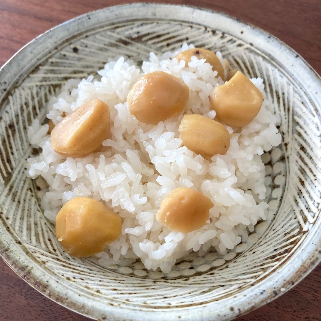 おわんに盛った栗ごはん