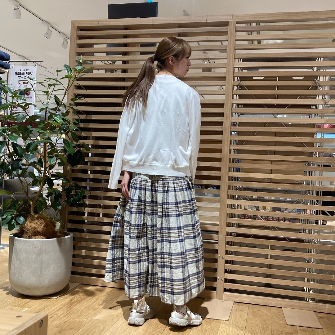 後ろ向きの写真