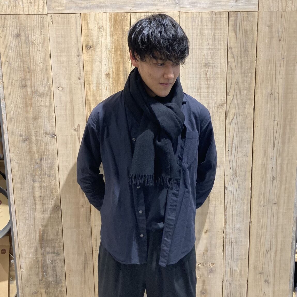 オールブラックコーデの男性