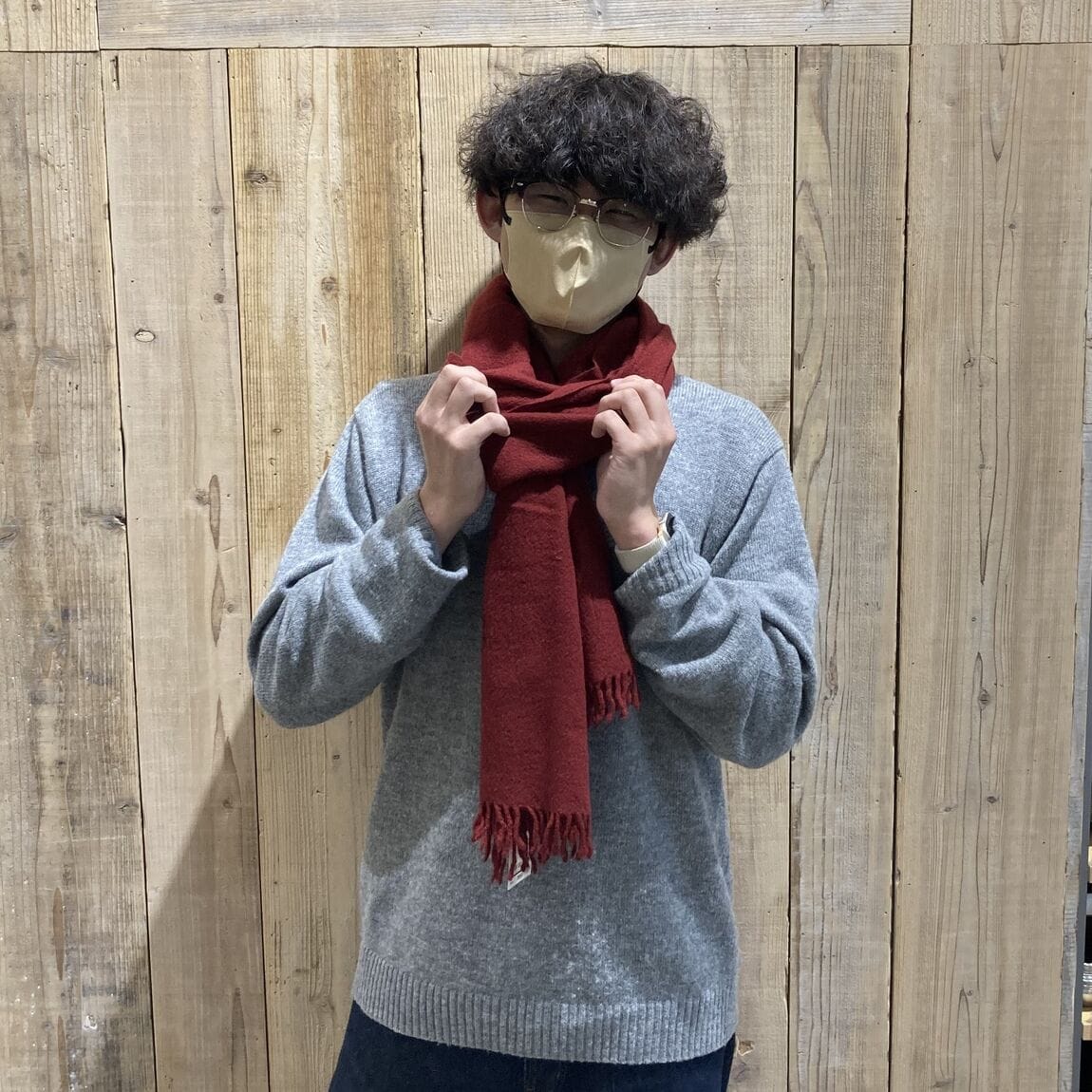 赤いマフラーのスタッフの写真