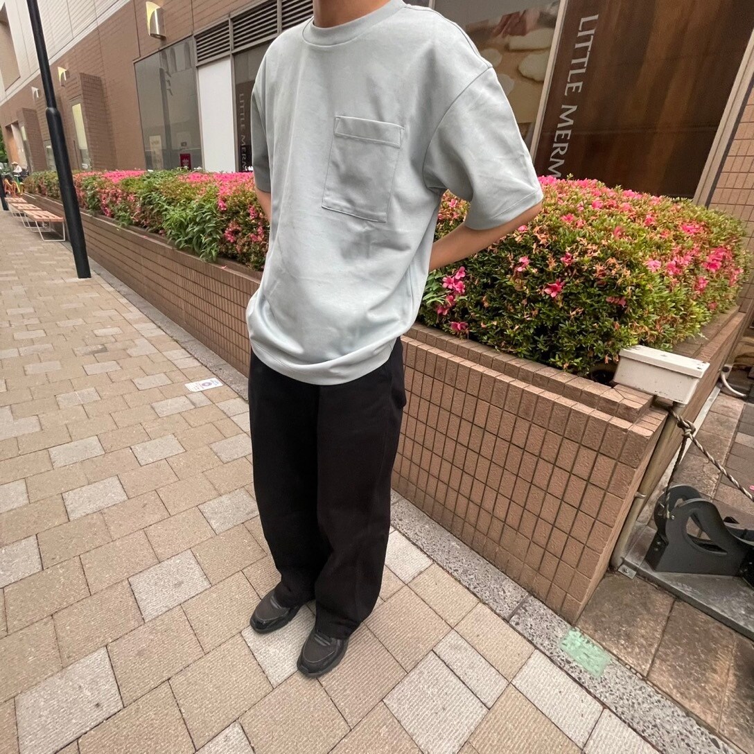 Tシャツを着ている男性