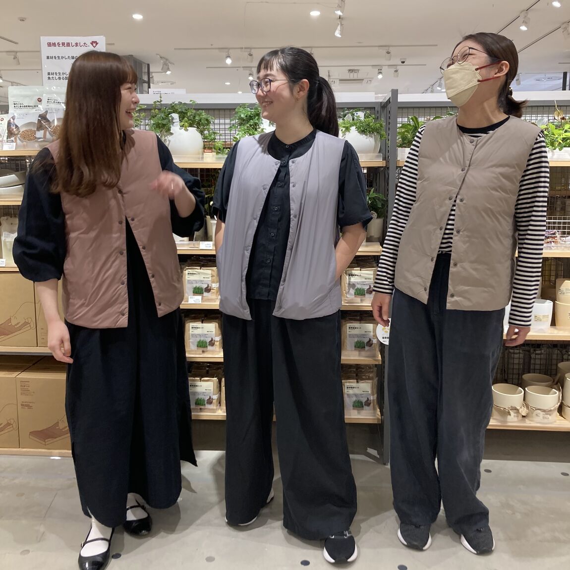 軽量ダウンベスト三名スタッフ