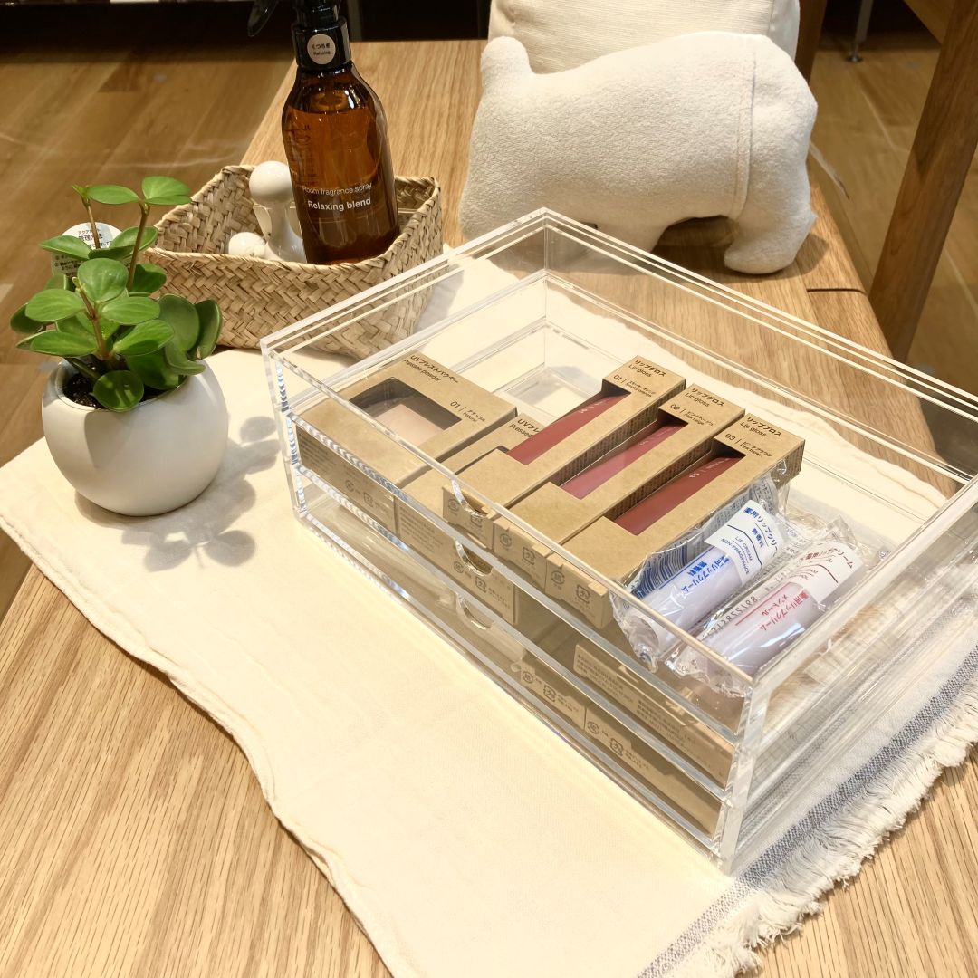 アクリルケースに化粧品が入った写真