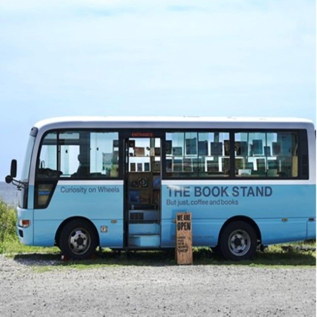 THE　BOOK　STANDさんのバスの写真