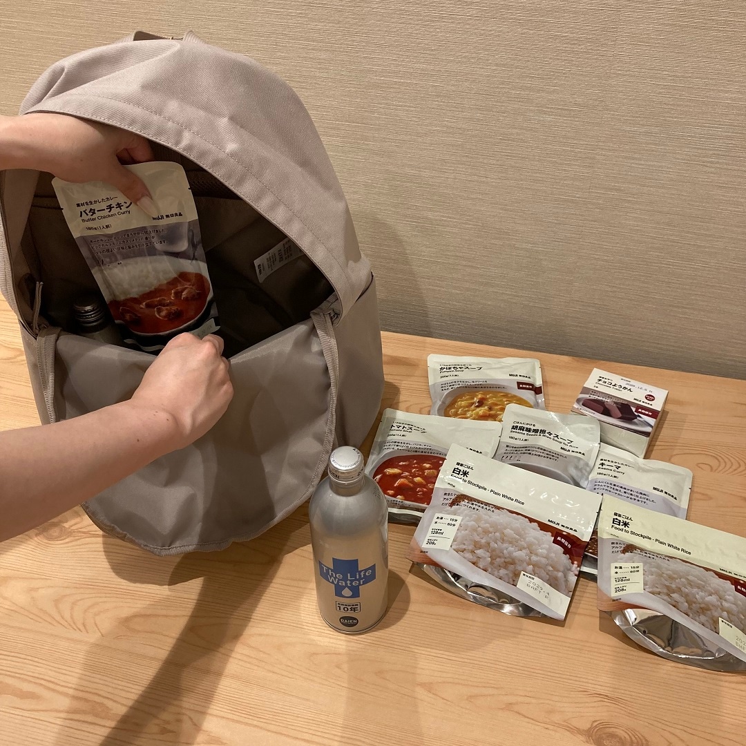 リュックサックに備蓄食料を入れている写真