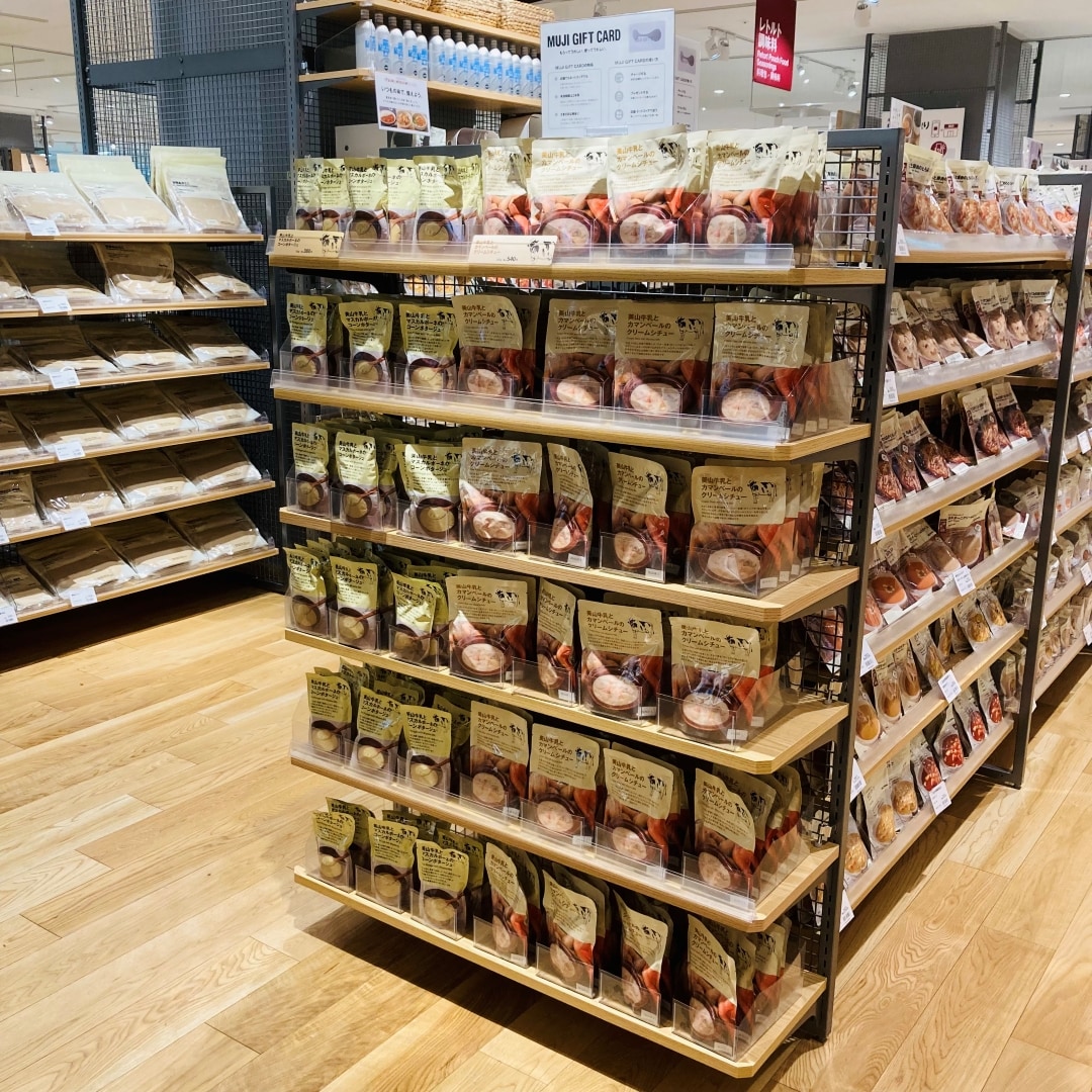 無印良品 アル・プラザ守山にある「美山牛乳」シリーズの売場の写真