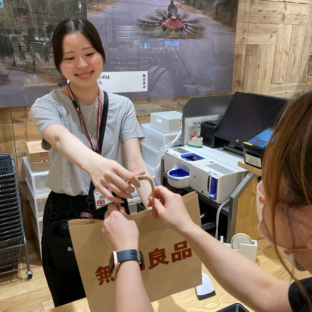 商品を渡すスタッフ