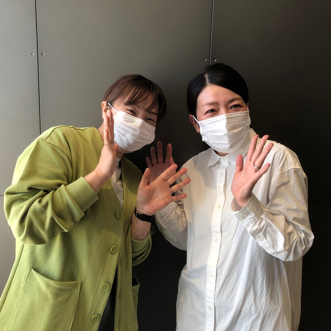 スタッフが手を振っている写真