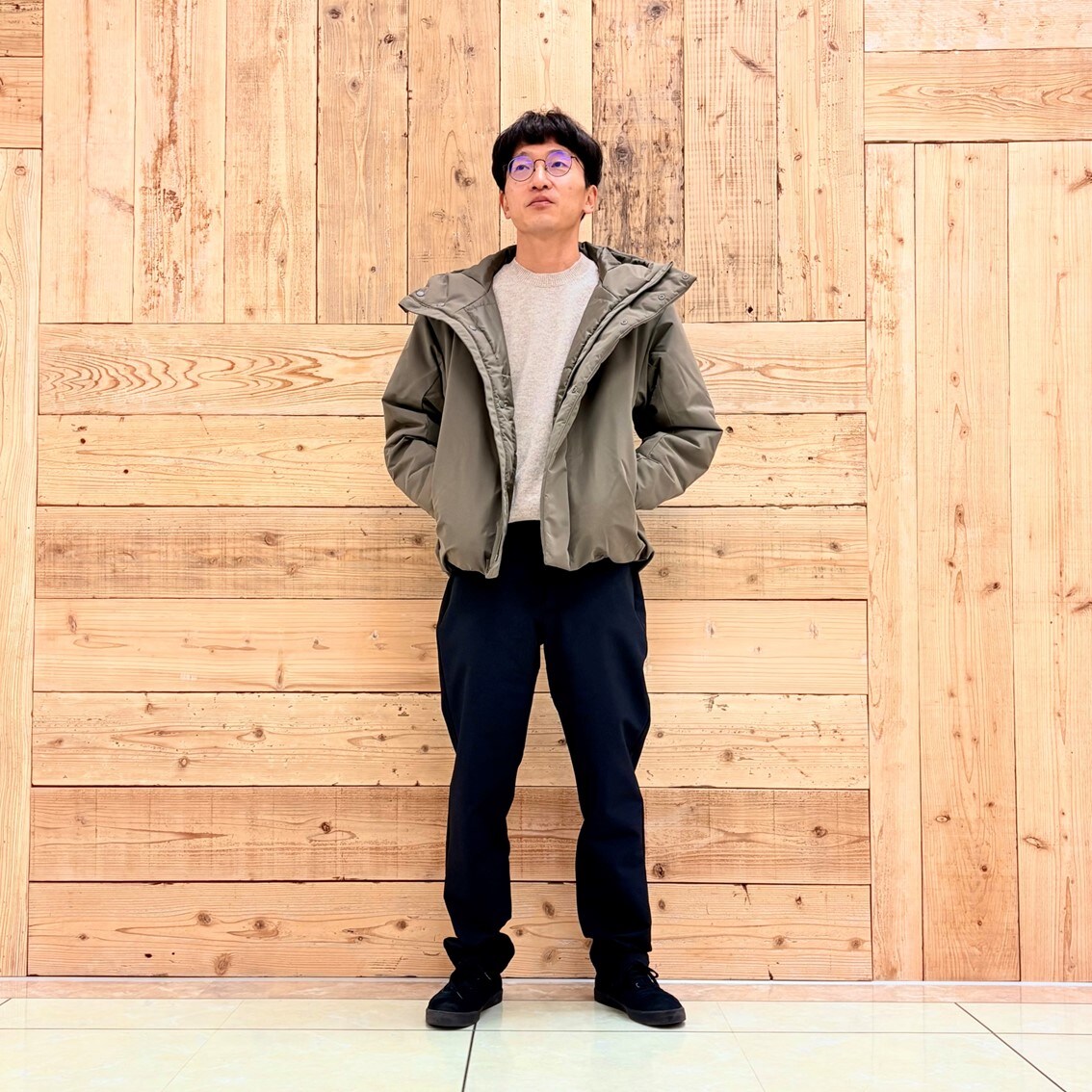 中わたフードジャケットを使った大人カジュアルコーディネートのスタッフの写真です。