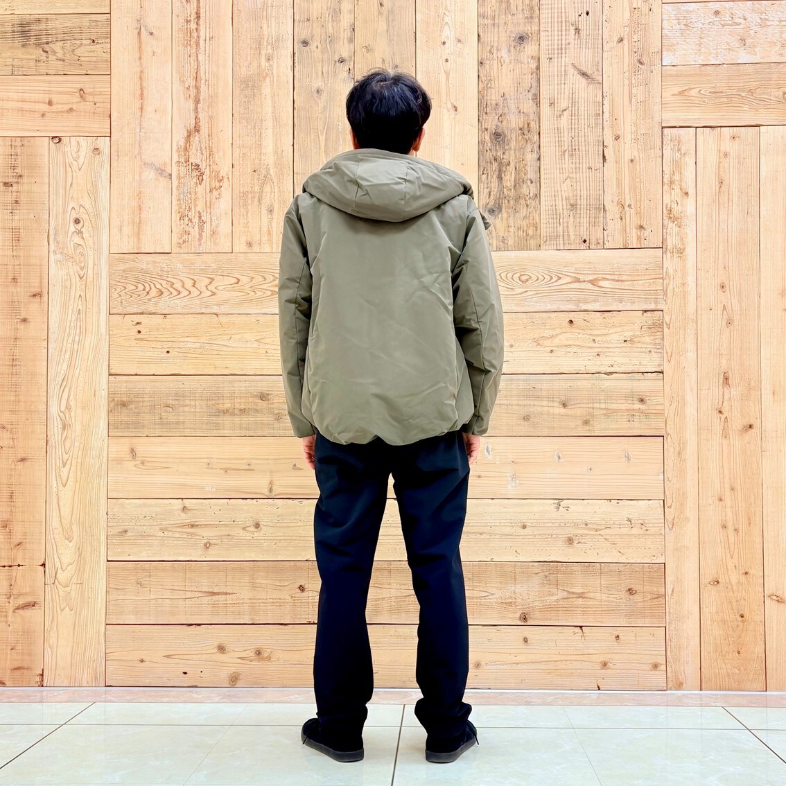 中わたフードジャケットを使った大人カジュアルコーディネートのスタッフの写真です。