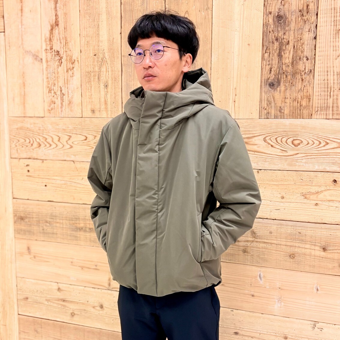 中わたフードジャケットを使った大人カジュアルコーディネートのスタッフの写真です。